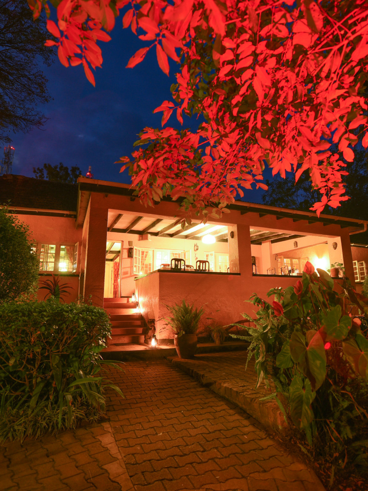 Einladendes Hotel inmitten tropischer Gärten