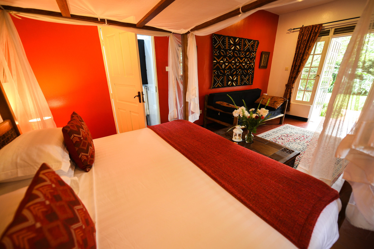 Afrikanisch dekorierte Zimmer mit Terrasse