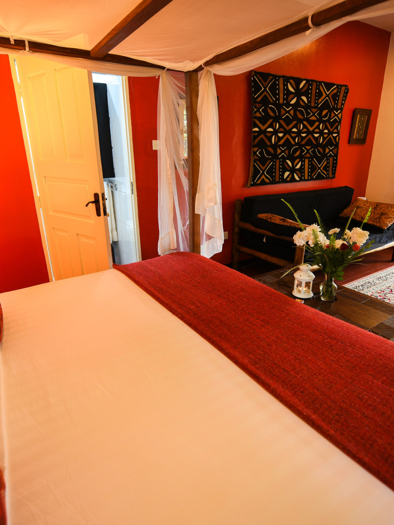 Afrikanisch dekorierte Zimmer mit Terrasse