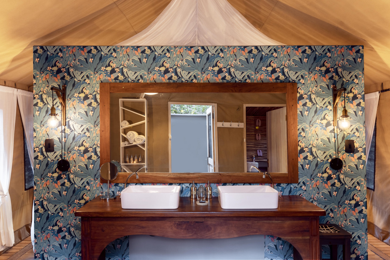 Badezimmer im Zelt mit geschmackvollem Design