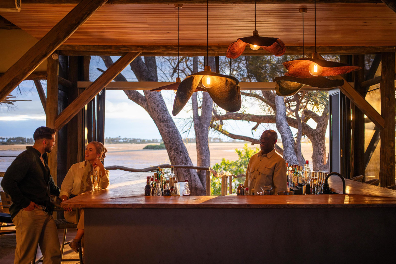 Bar mit Ausblick und einem Lieblingsdrink in der Hand