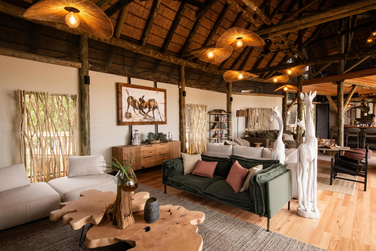 Gemütlicher Hauptbereich mit Lounge und Bar
