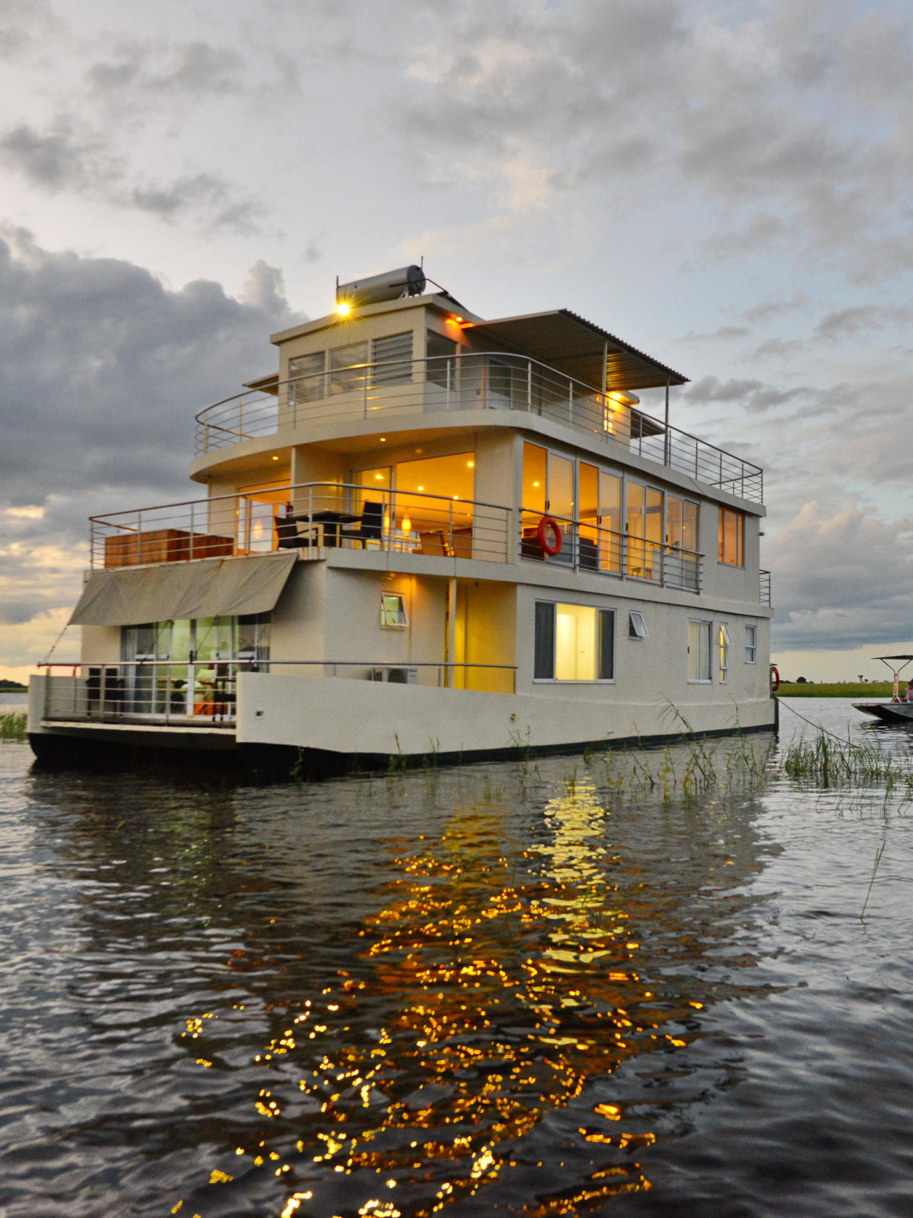 Einzigartiges Erlebnis auf dem luxuriösen Hausboot