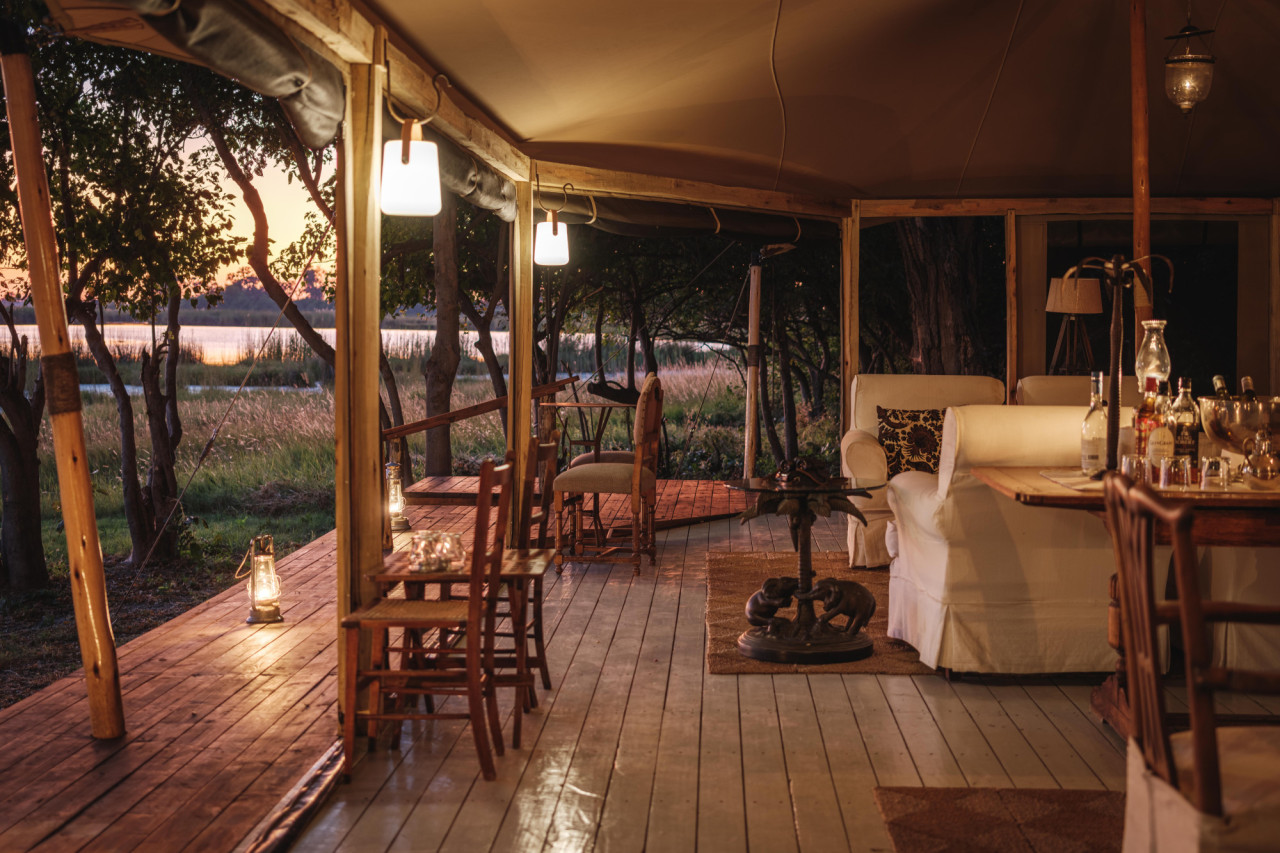 Gemütlicher Hauptbereich mit Lounge, Bar und Essbereich