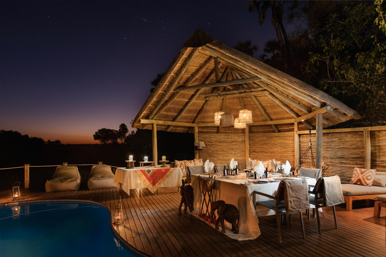 Dinner wird bei schönem Wetter am Pool serviert