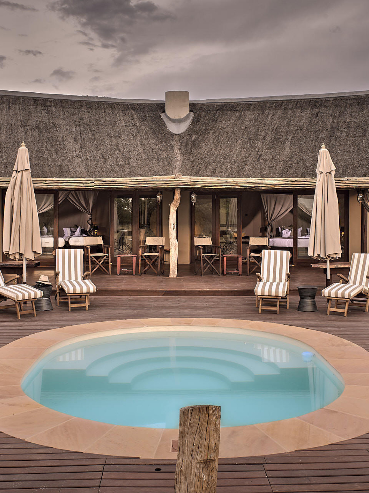 Stilvolle Lodge am Rande der Central Kalahari
