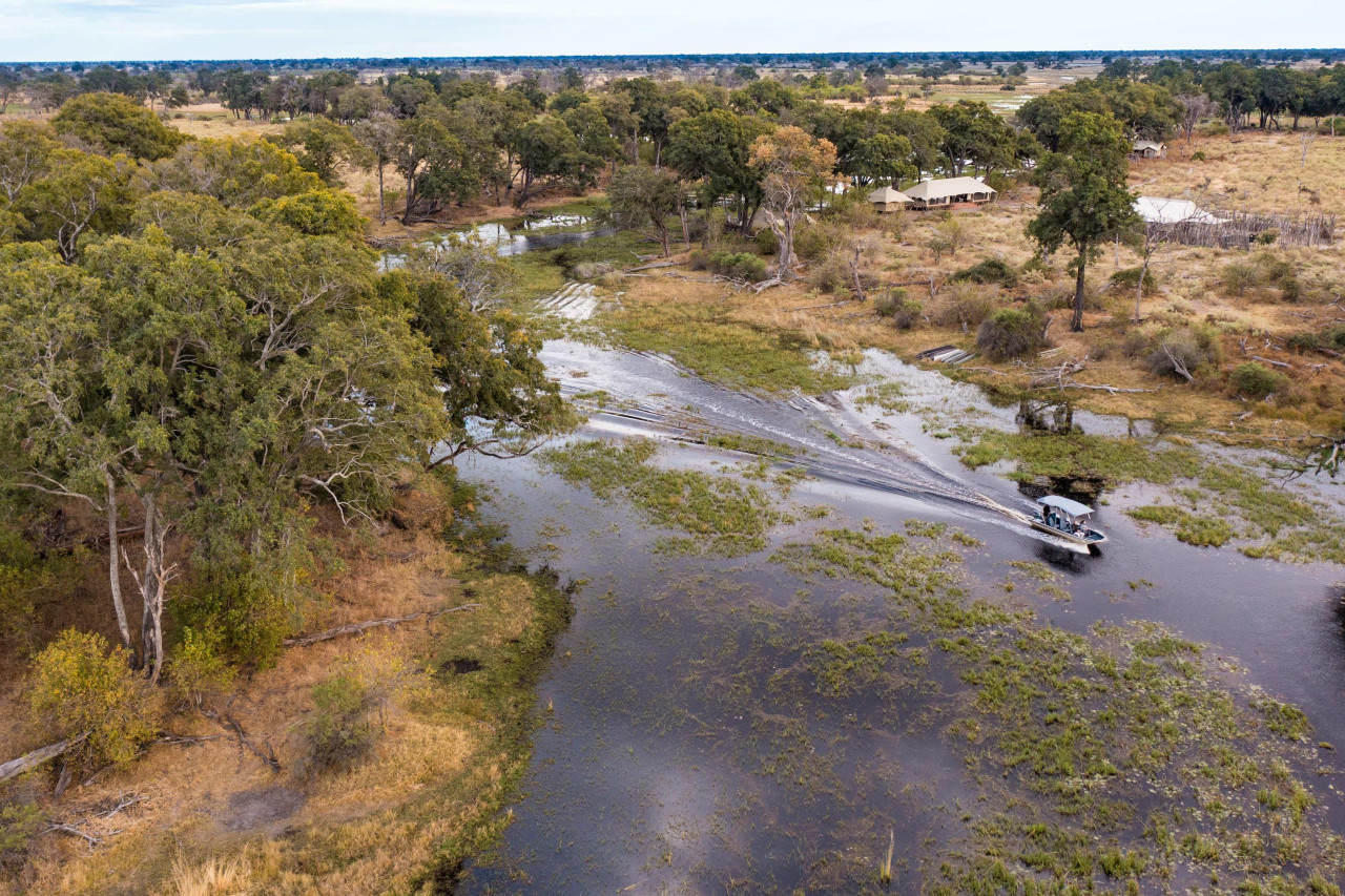 Charmantes Camp umgeben vom Wasser des Deltas