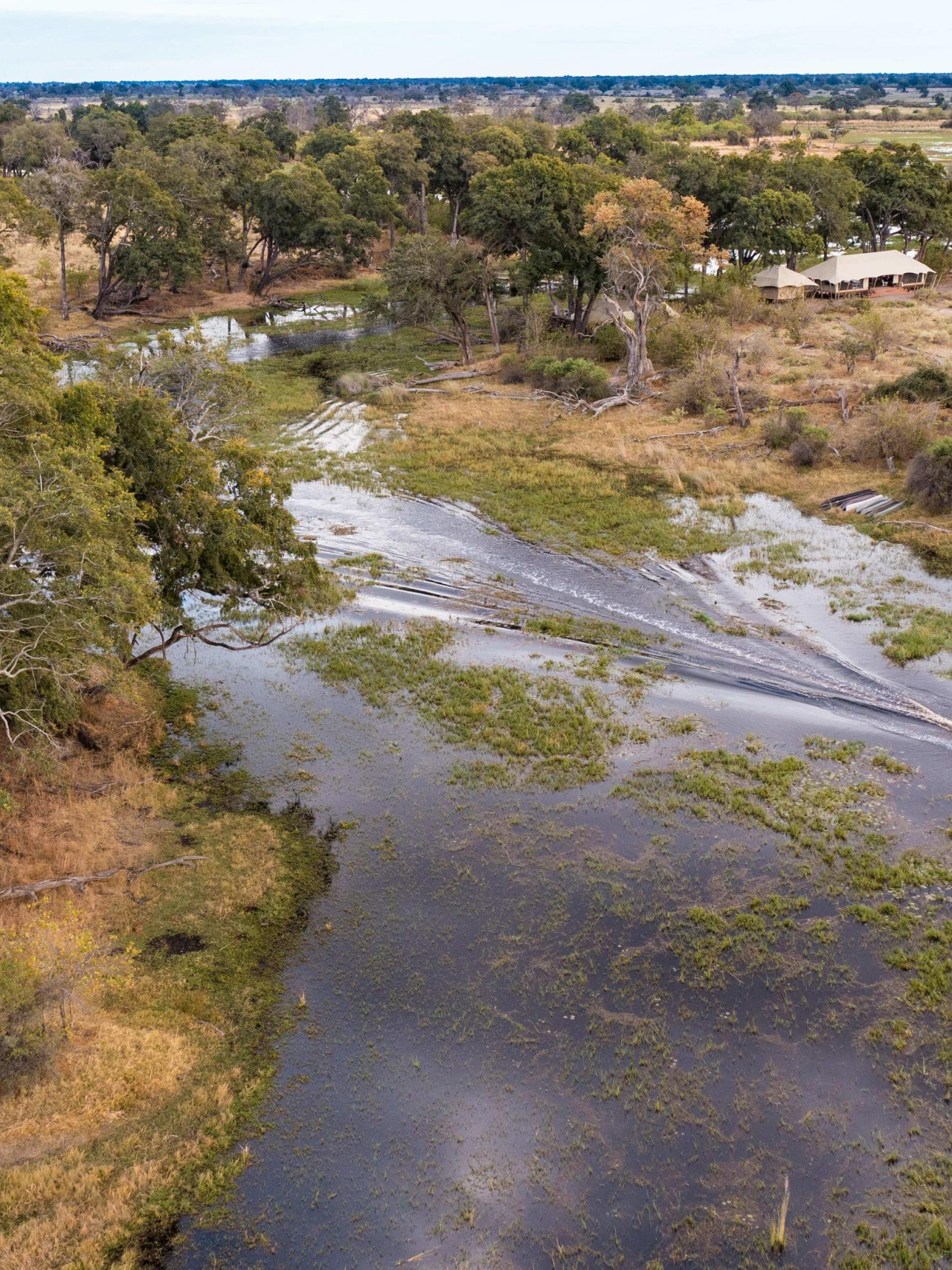 Charmantes Camp umgeben vom Wasser des Deltas