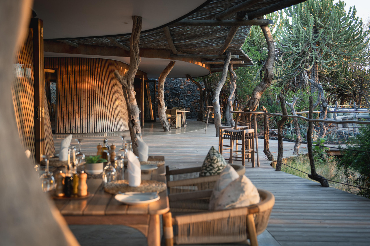 Offener Bereich mit Restaurant und Lounge