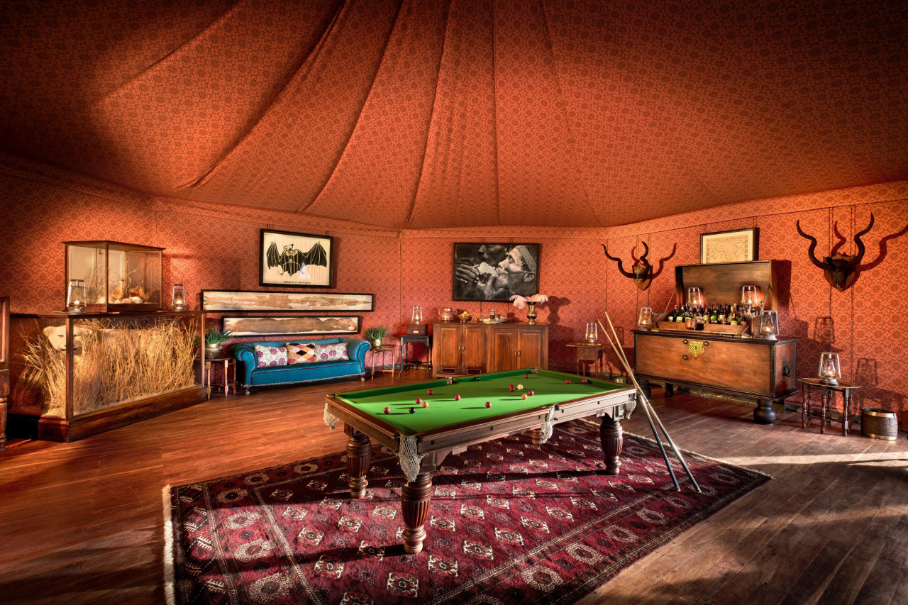 Herrliche Bar mit Getränkekiste und antikem Billardtisch