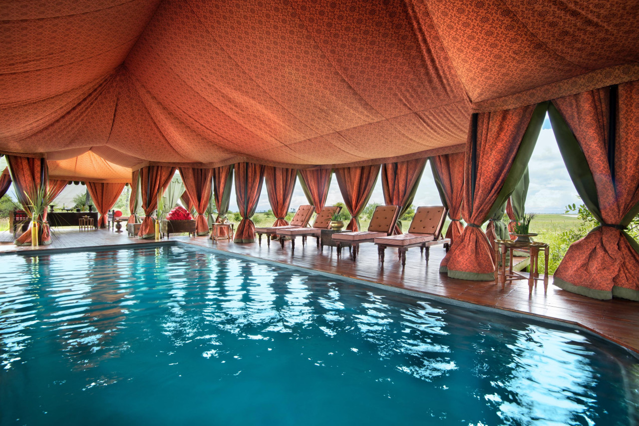 Zwischen den Aktivitäten stilvolle Pause am Pool