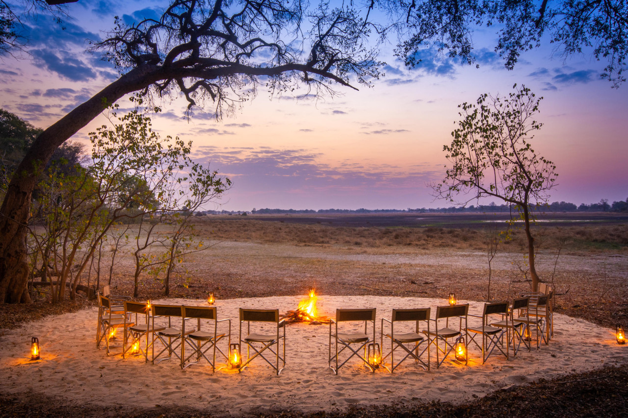 Ein Sundowner am Lagerfeuer gehört bei einer Safari dazu