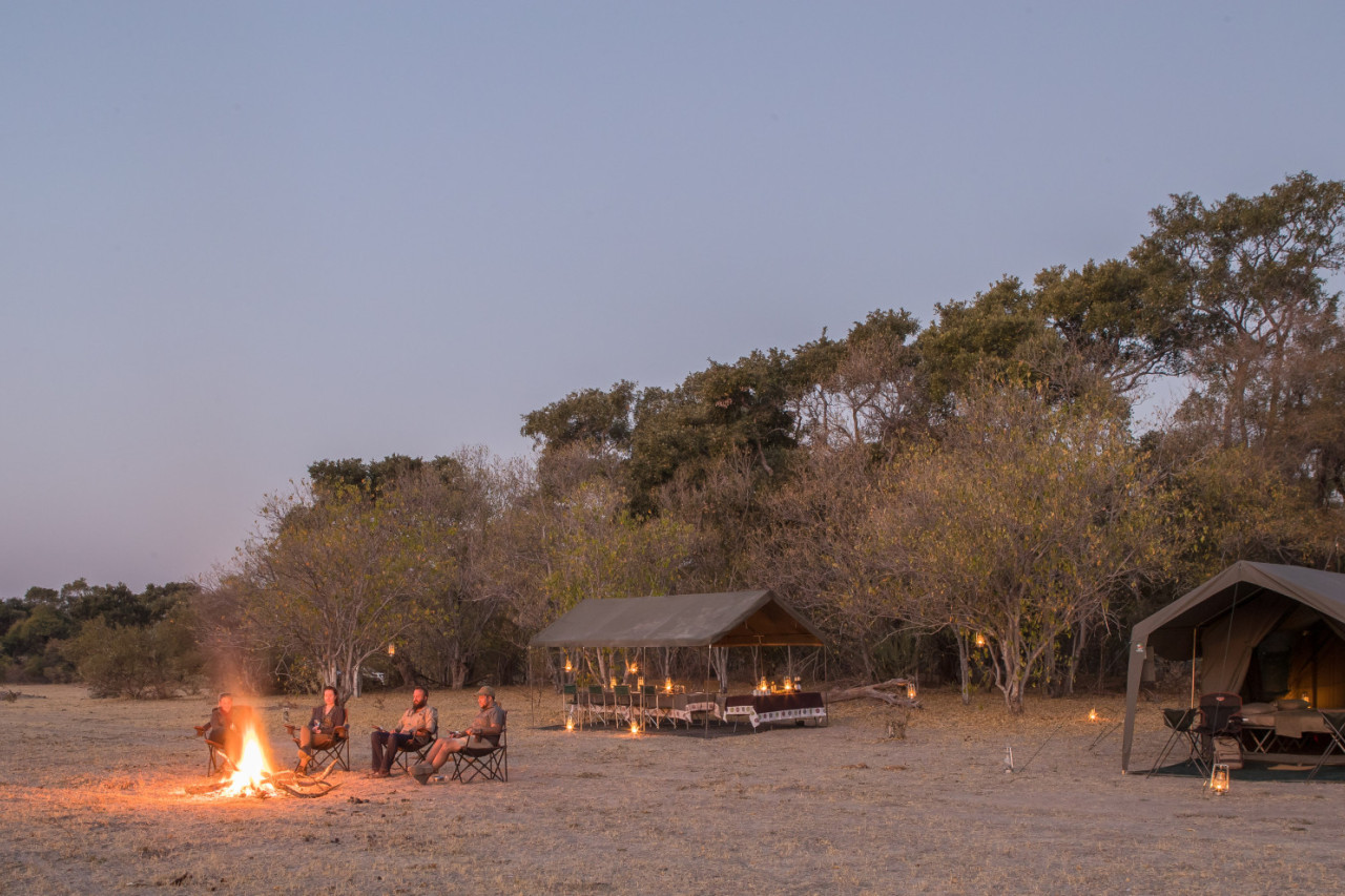 Austausch der Erlebnisse am Lagerfeuer