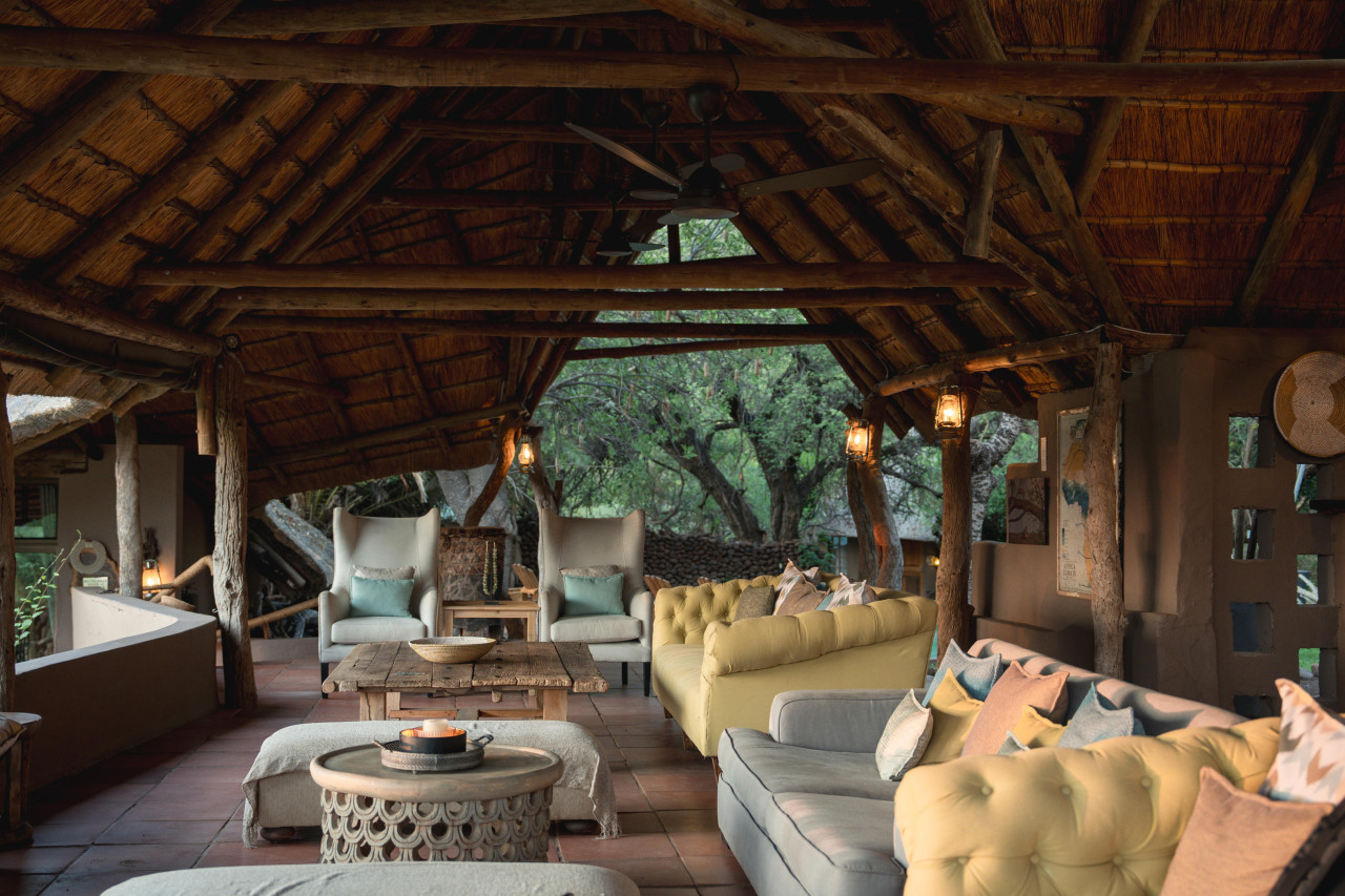 Die komfortable Lodge liegt am östlichen Rand der Kalahari-Wüste