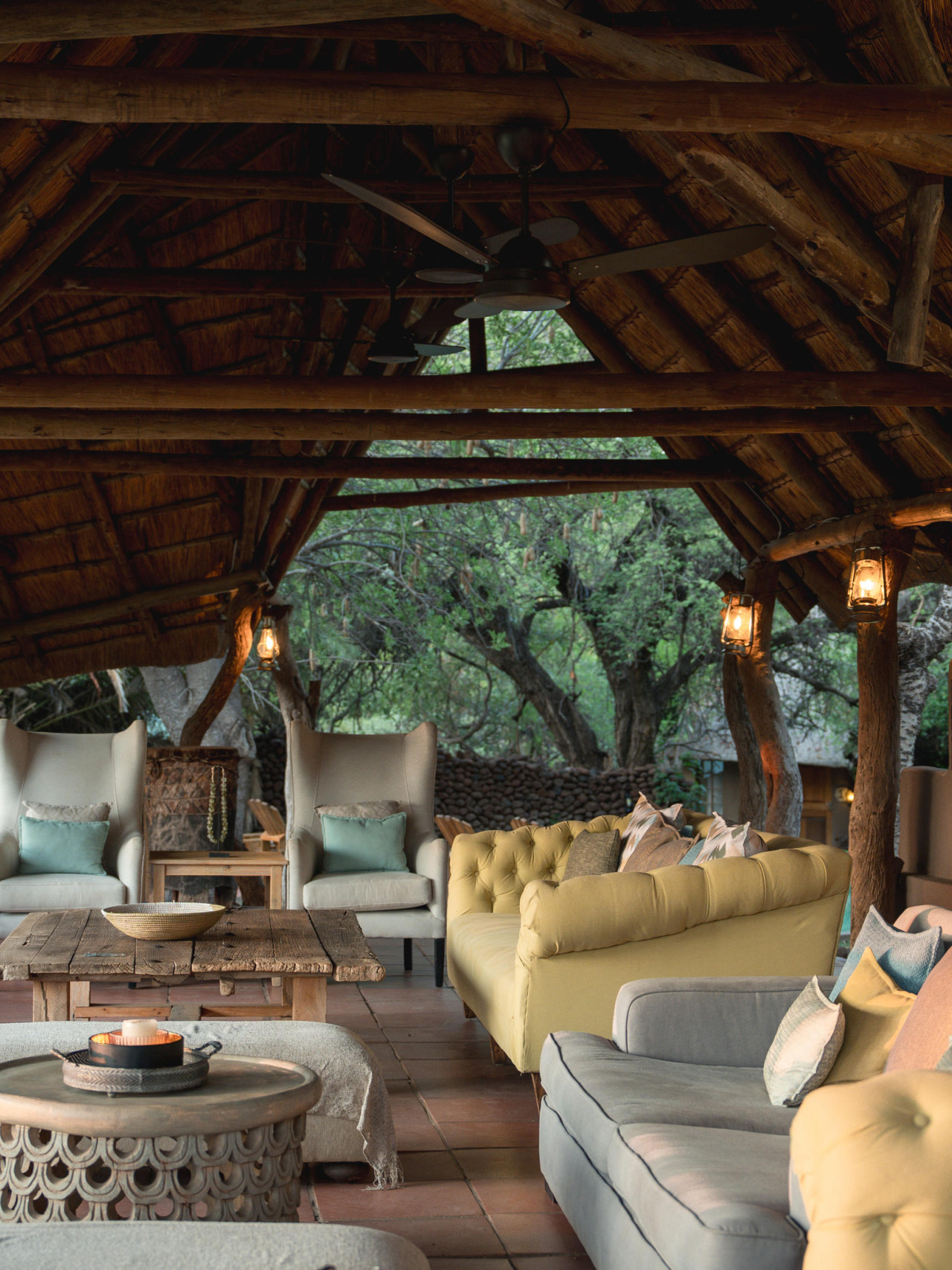 Die komfortable Lodge liegt am östlichen Rand der Kalahari-Wüste