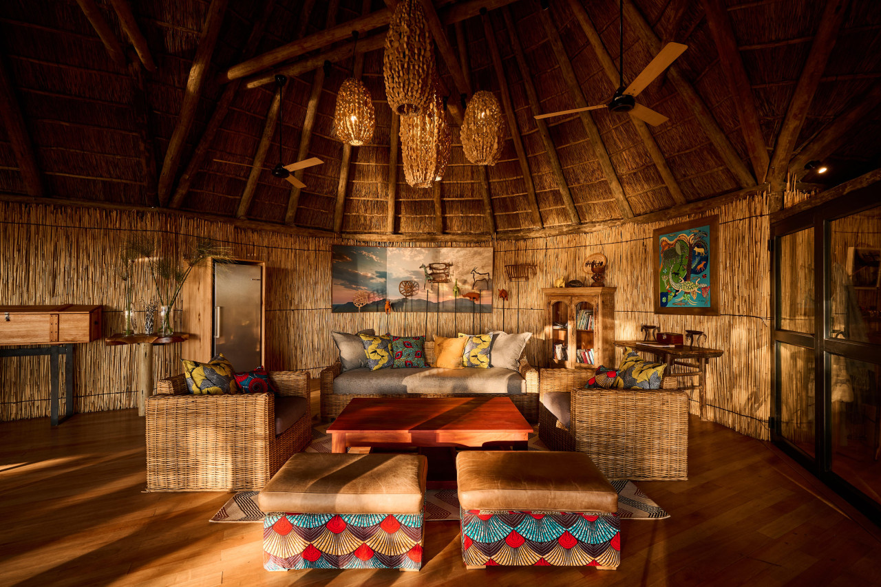 Farbenfrohe Lounge lädt zum Treffen von Freunden ein