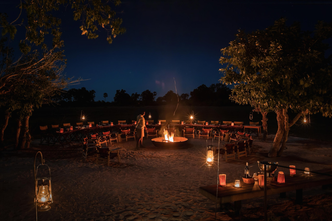 Drink am Lagerfeuer ist eine Safari-Tradition