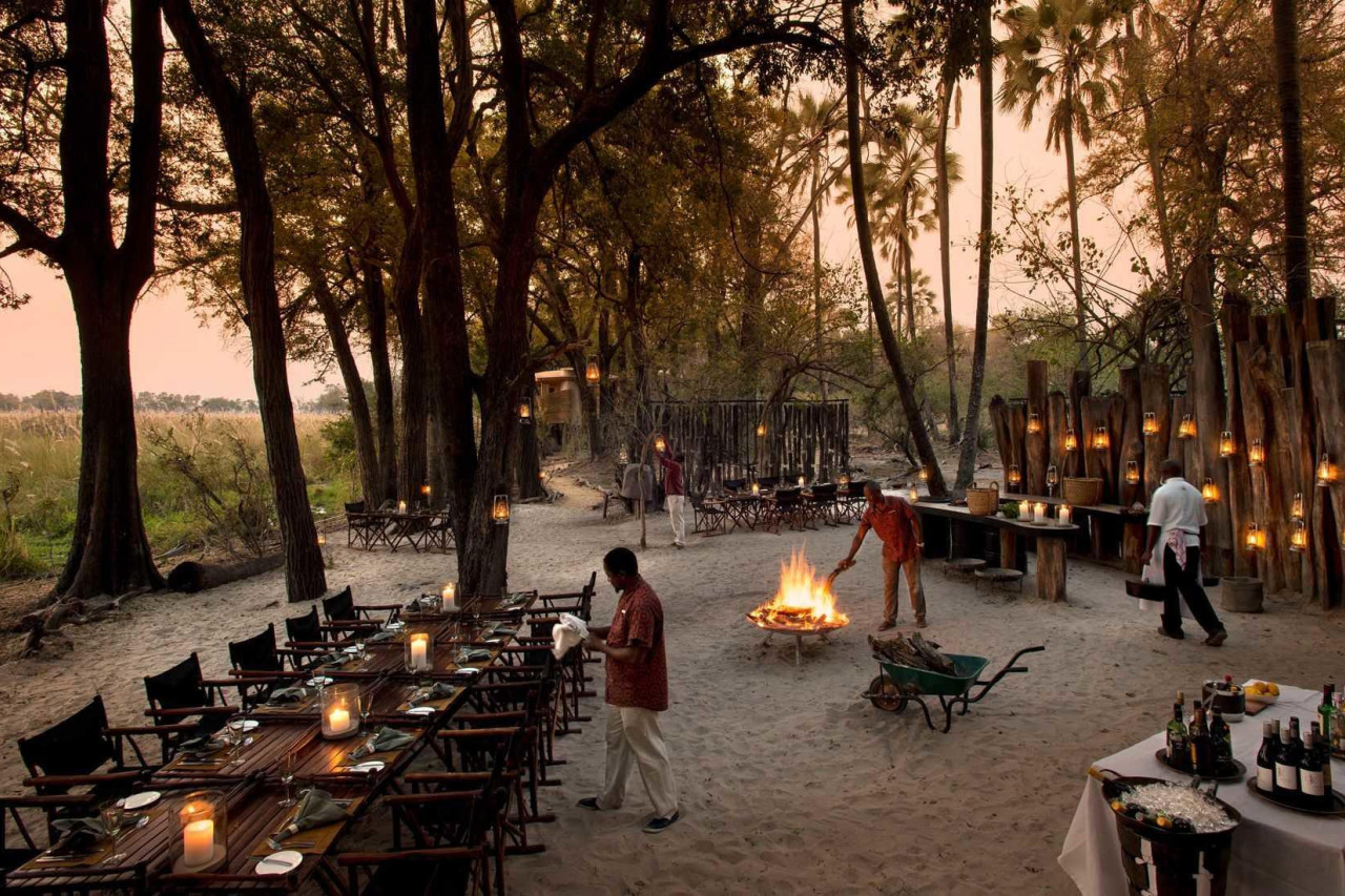 Den Tag bei gutem Essen und erlesenem Wein beenden