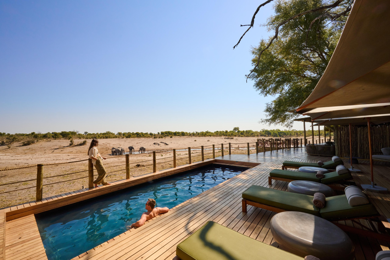 Entspannende Lodge mit Blick auf ein Wasserloch