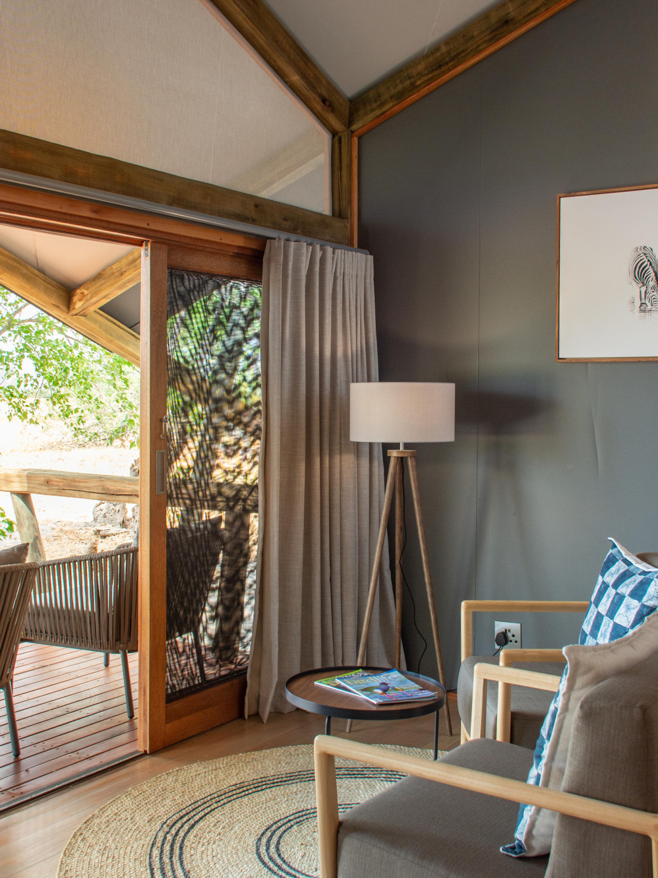 Anmutige zeitgemäße Möbel im Luxury Zimmer