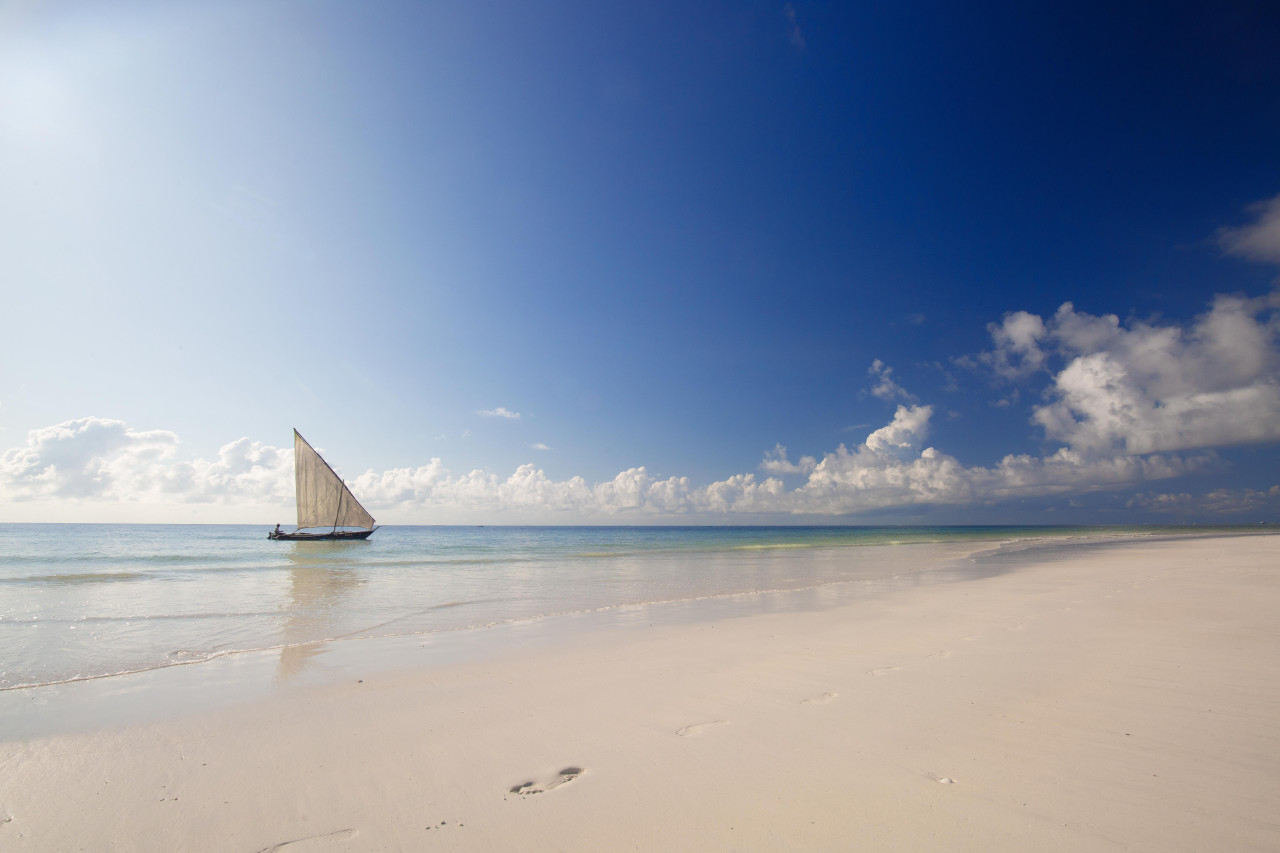 Unternehmen Sie lange Spaziergänge am Strand