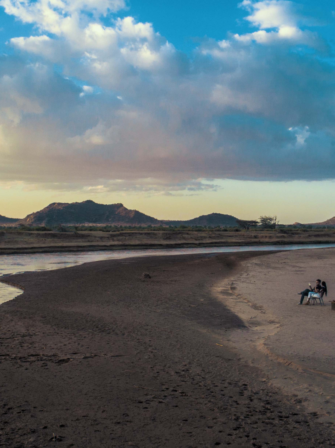 Der Uaso Nyiro River zieht viele Elefanten an