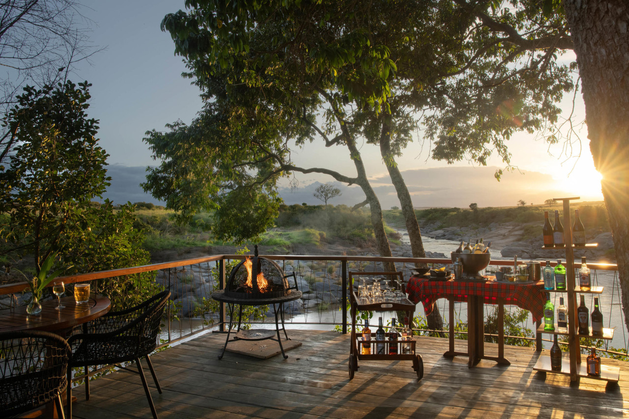 Klassischer Sundowner zum Sonnenuntergang im Camp
