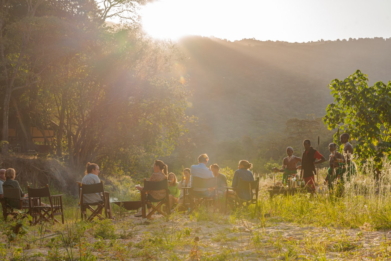 Treffen beim Lagerfeuer mit einem Sundowner