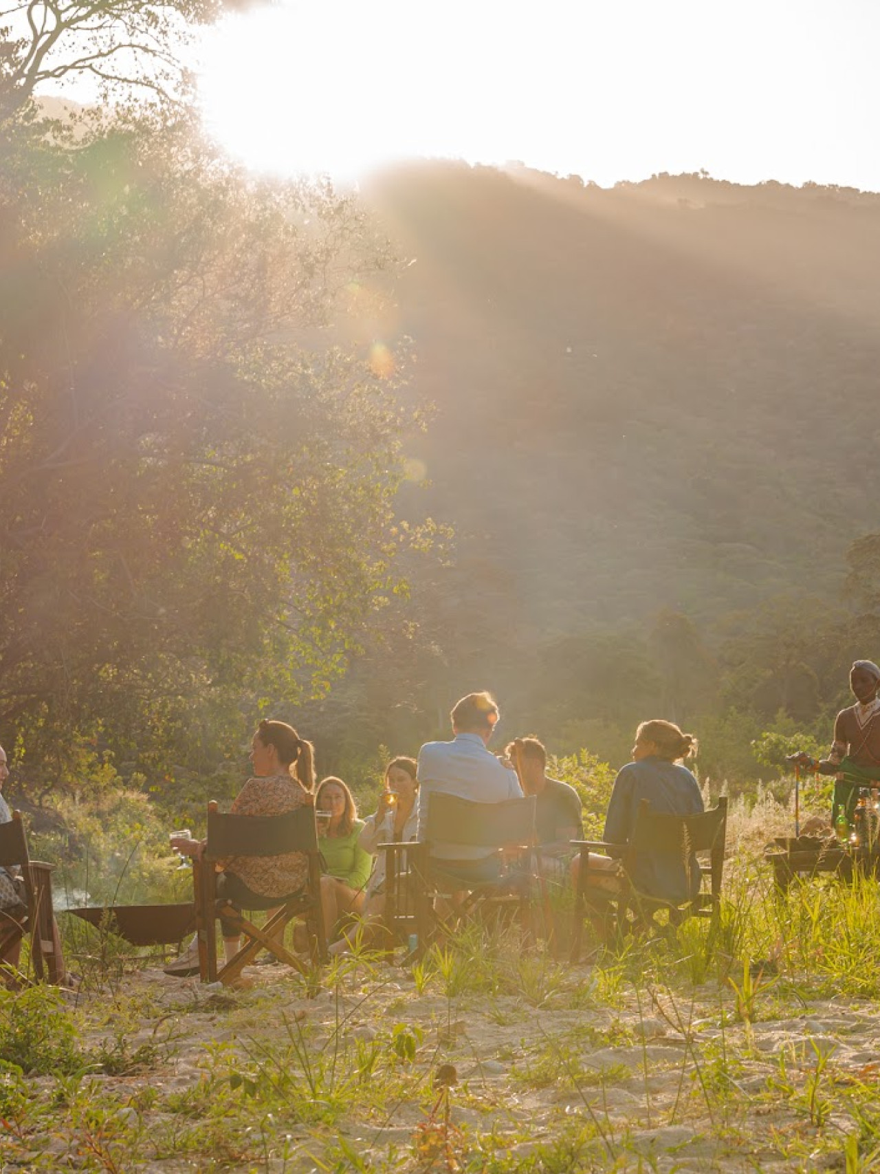 Treffen beim Lagerfeuer mit einem Sundowner