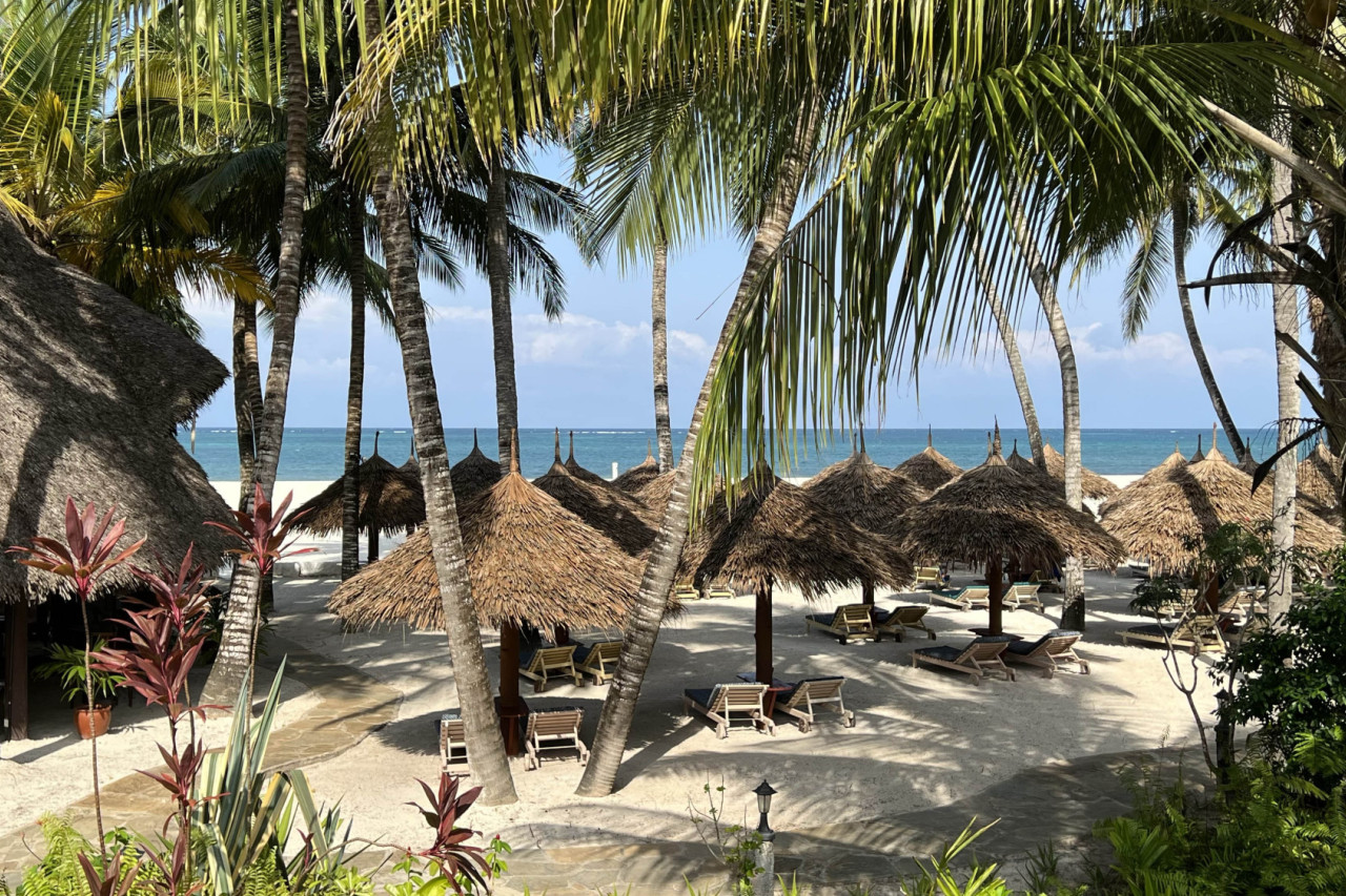 Fantastische Lage am ruhigen Strand von Galu Beach