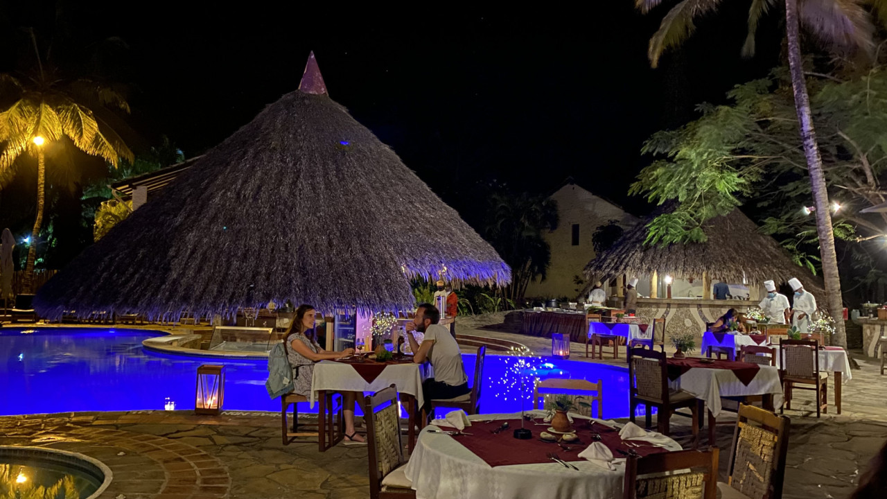 Romantische Abendessen am Pool