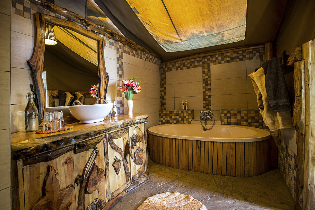 Badezimmer mit natürlichen Materialien aus der Gegend