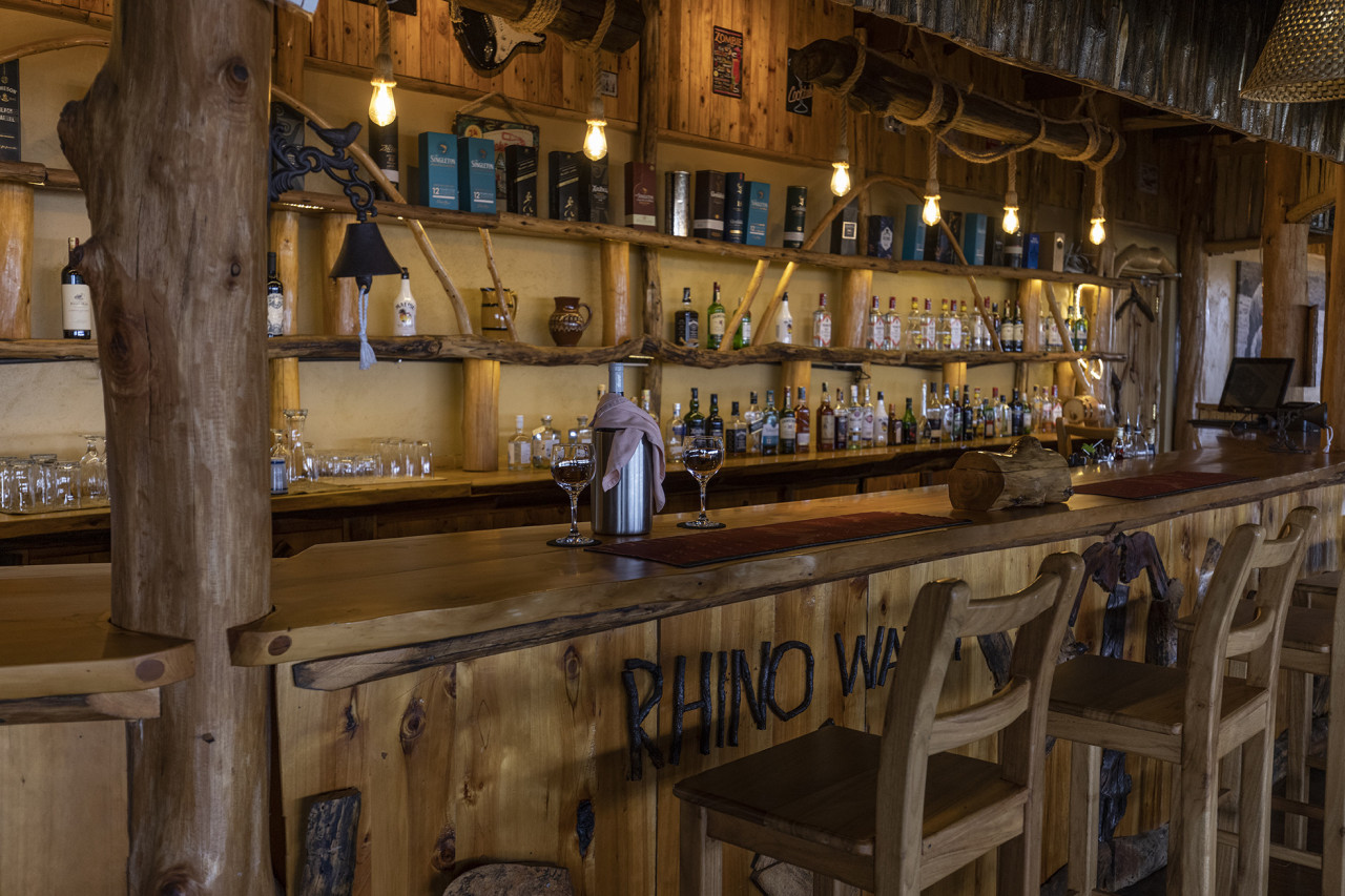 Rustikale Bar als Treffpunkt der Lodge