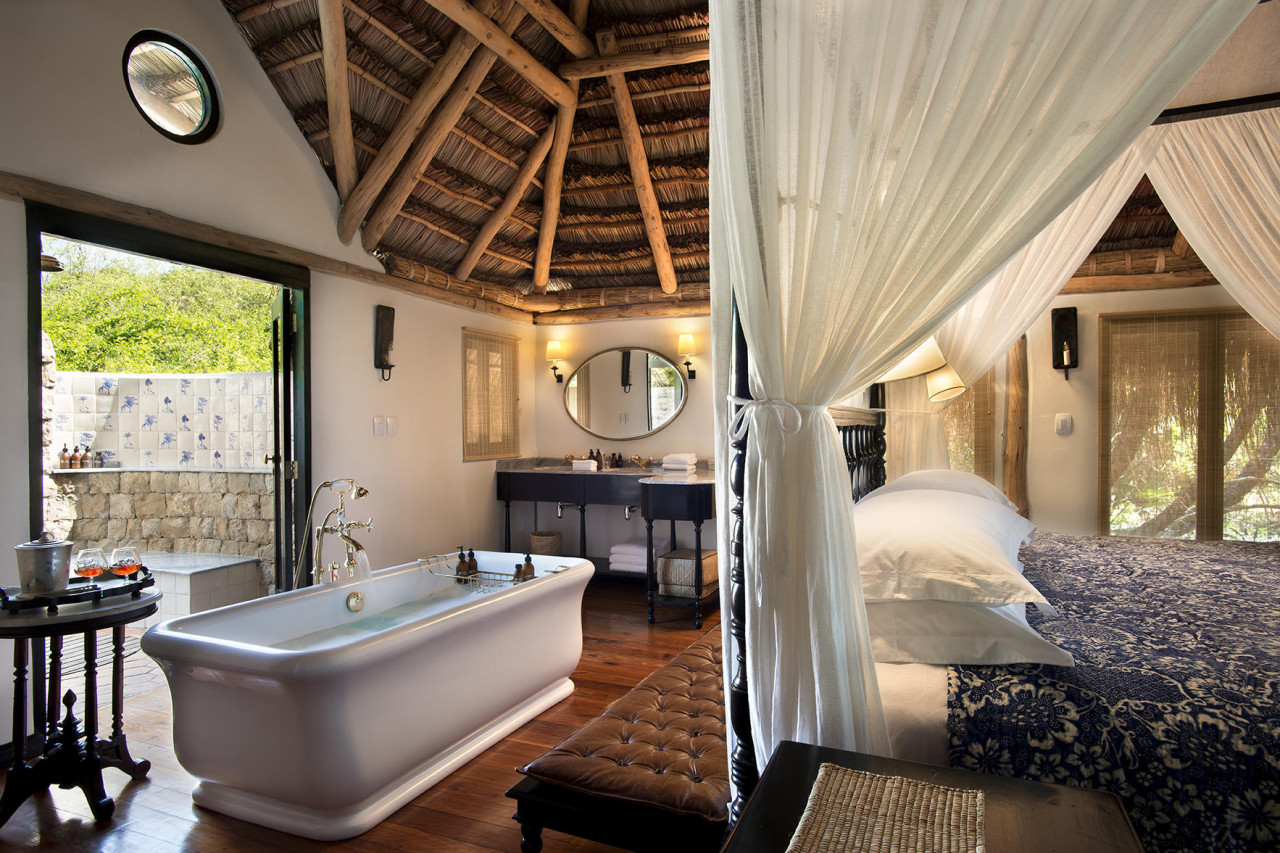 Freistehende Badewanne und Dusche im Freien