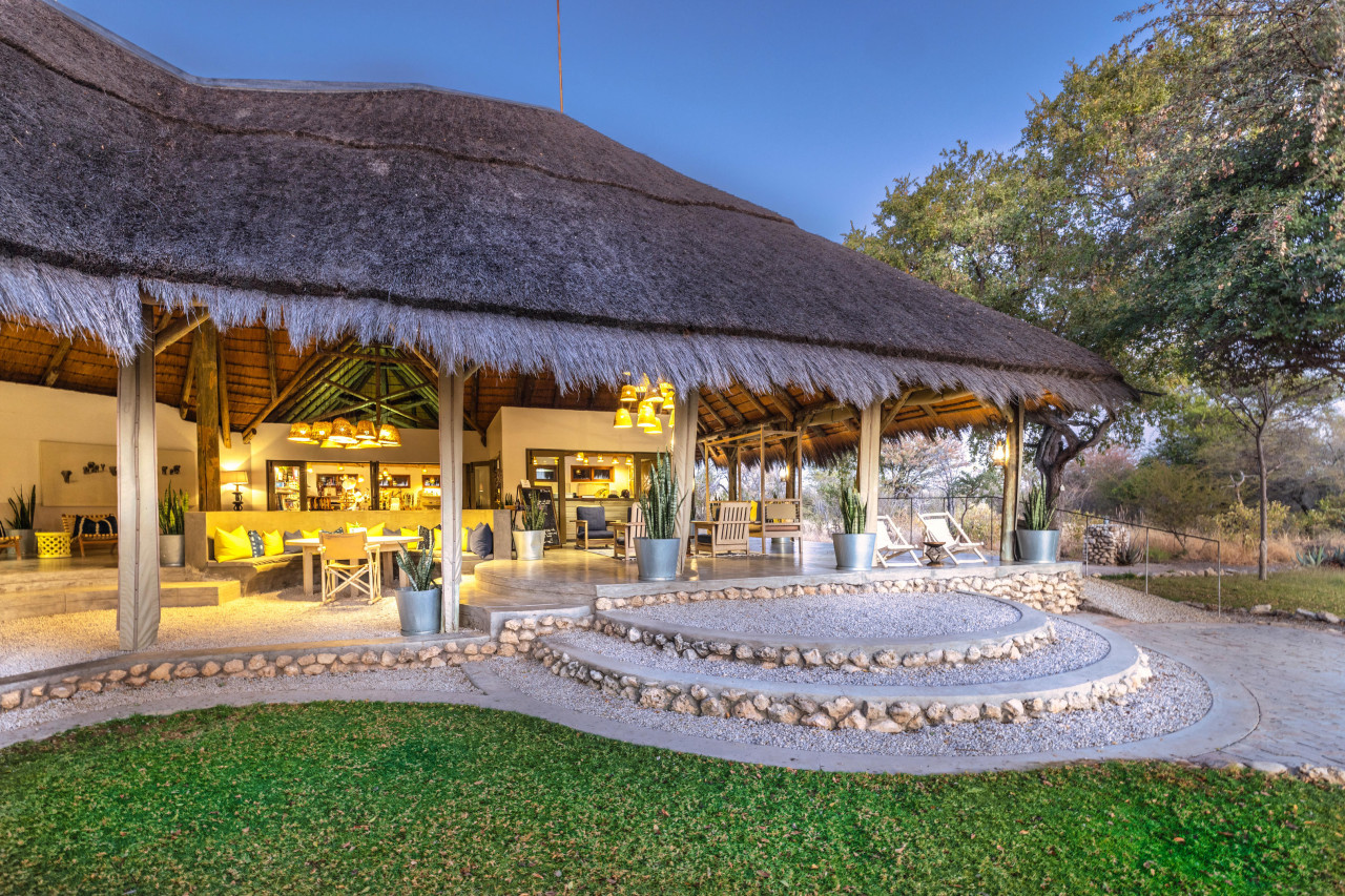 Herz des Camps mit Lounge, Bar und Essbereich