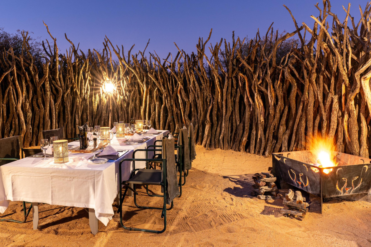 Bush-Dinner in der Boma unter Sternenhimmel