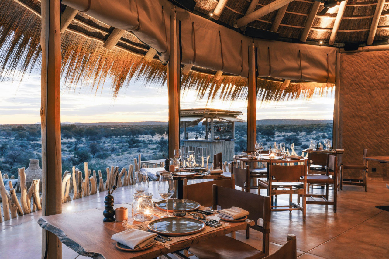 Restaurant mit Blick auf ein Wasserloch