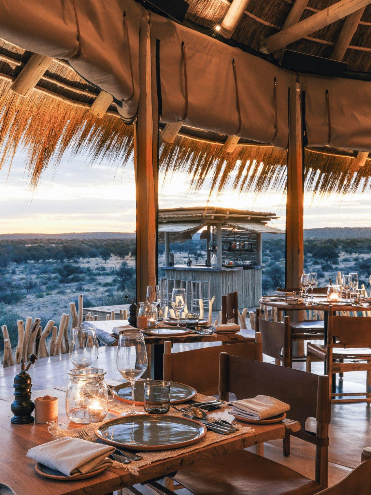 Restaurant mit Blick auf ein Wasserloch