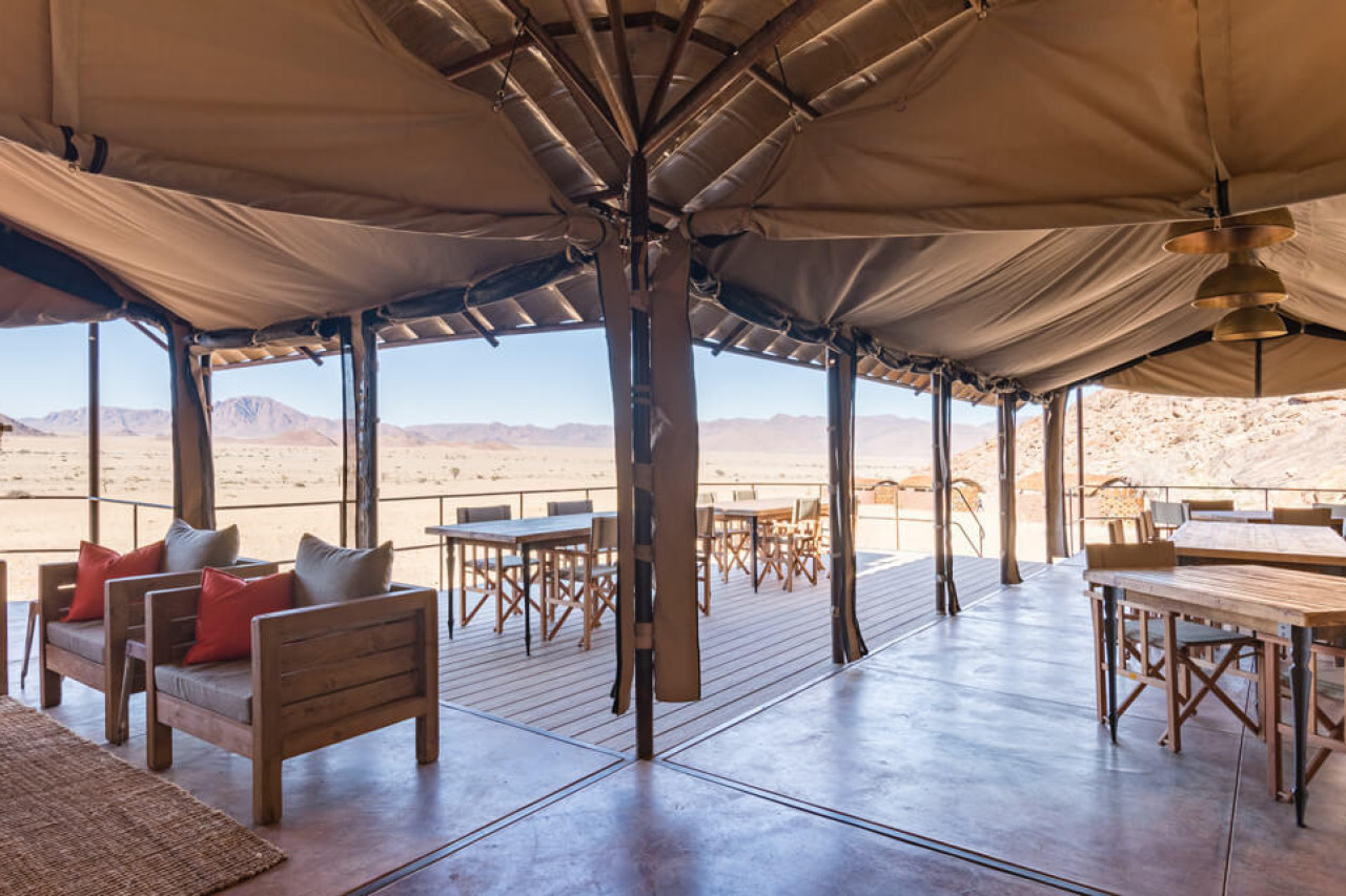 Ort der Begegnungen im Hauptzelt