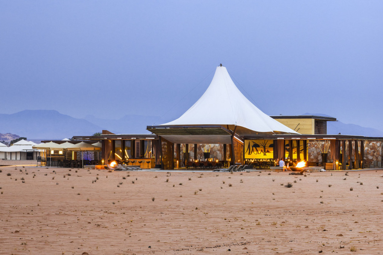 Gesamtansicht der Lodge mit Hauptbereich und den einzelnen Zimmern in der wundervollen Umgebung