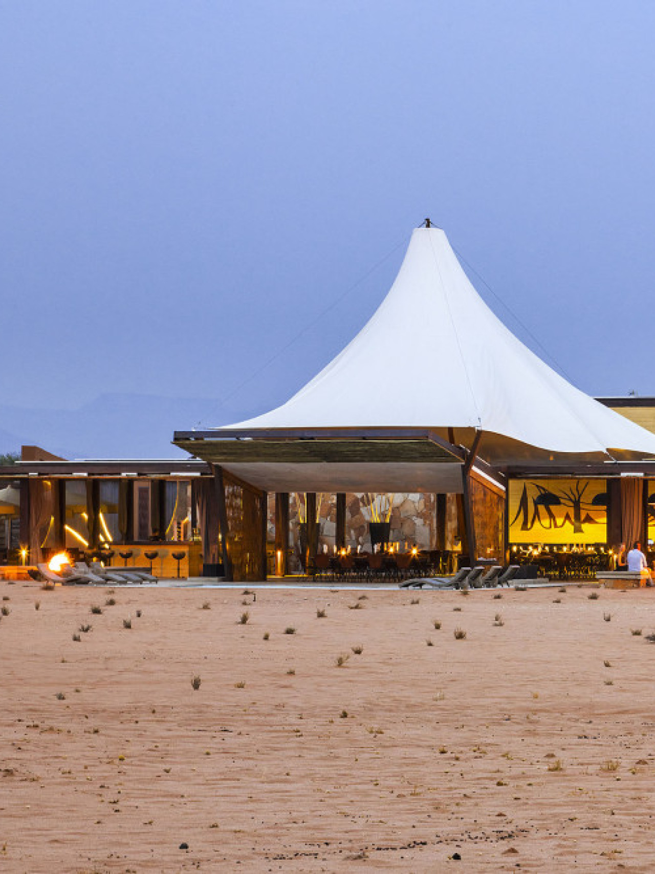 Gesamtansicht der Lodge mit Hauptbereich und den einzelnen Zimmern in der wundervollen Umgebung