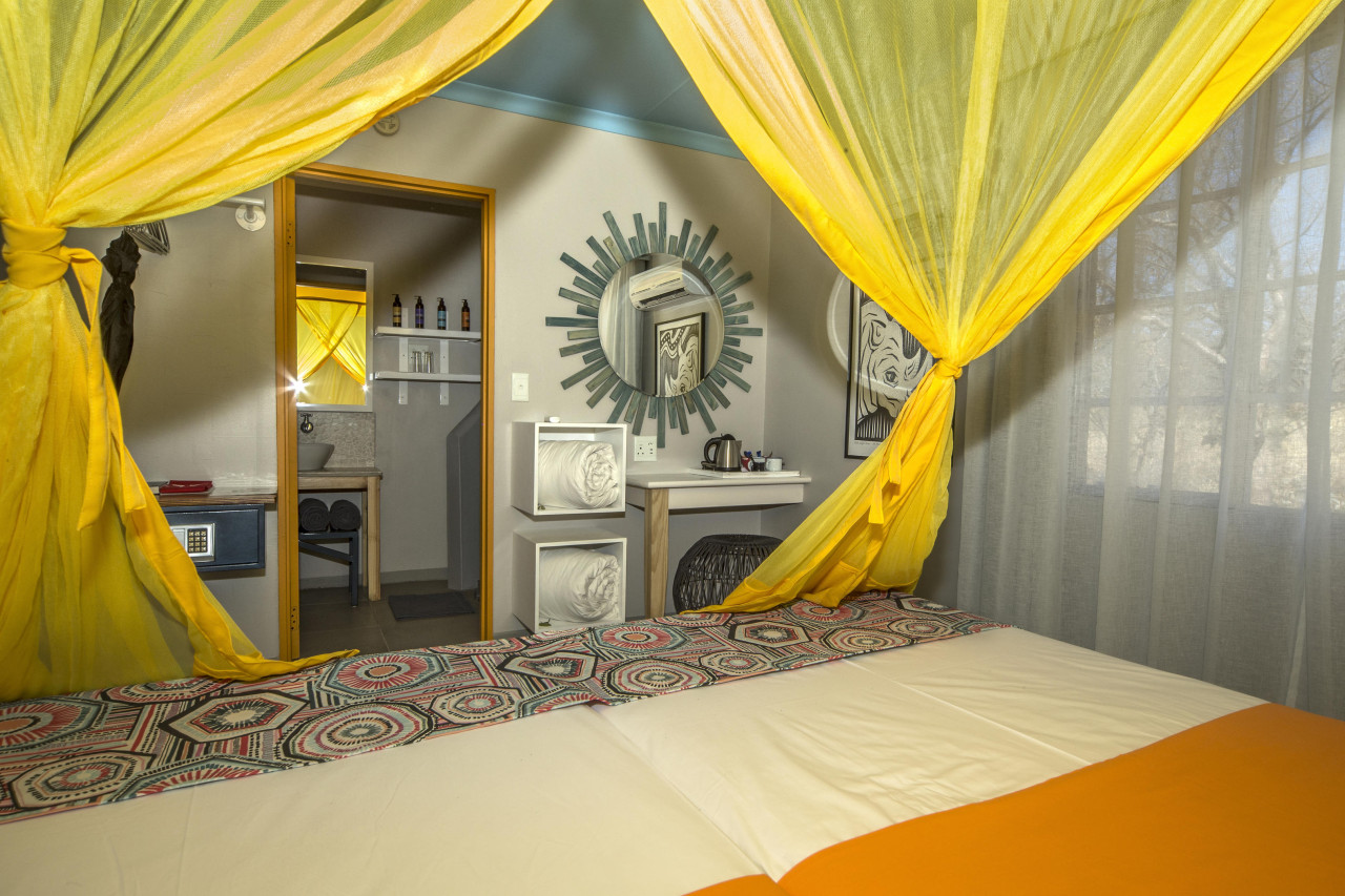 Farbenfrohe Zimmer mit Bad und allem Komfort