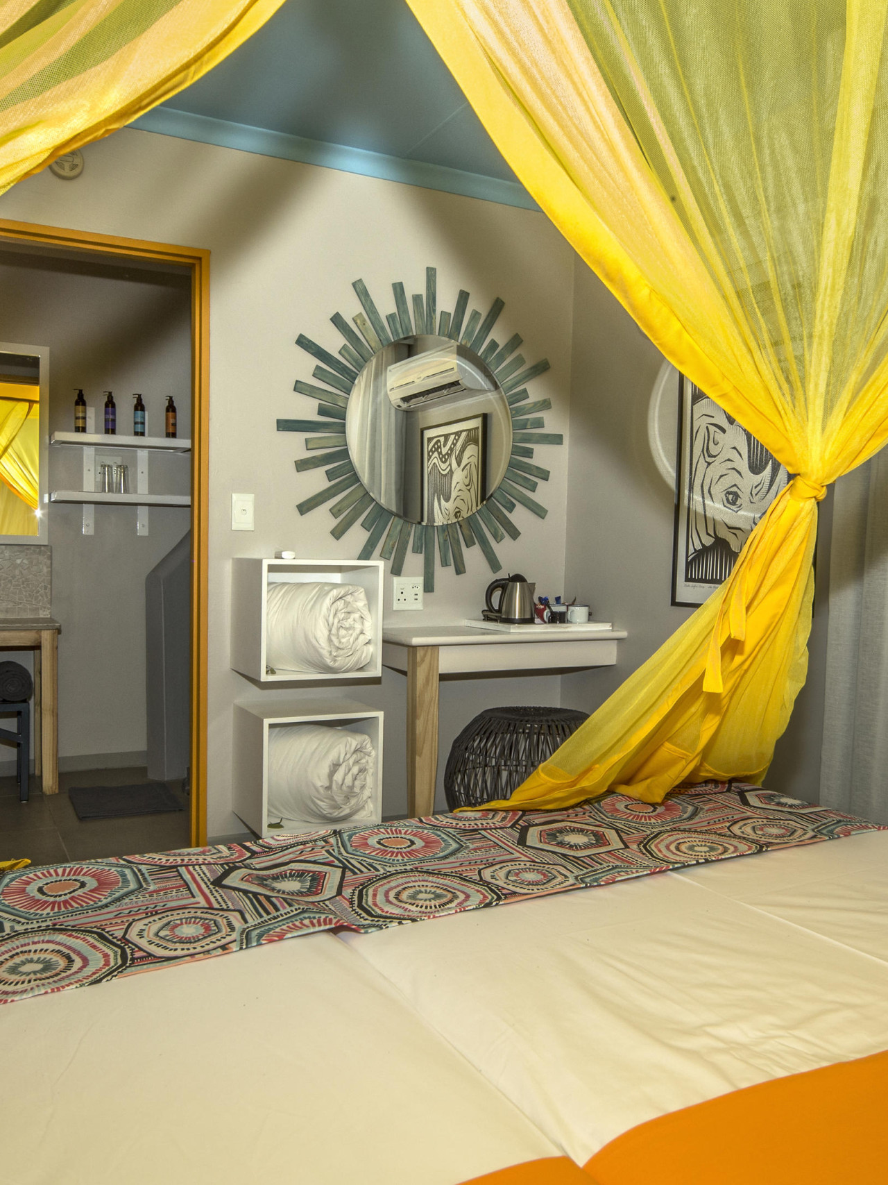 Farbenfrohe Zimmer mit Bad und allem Komfort