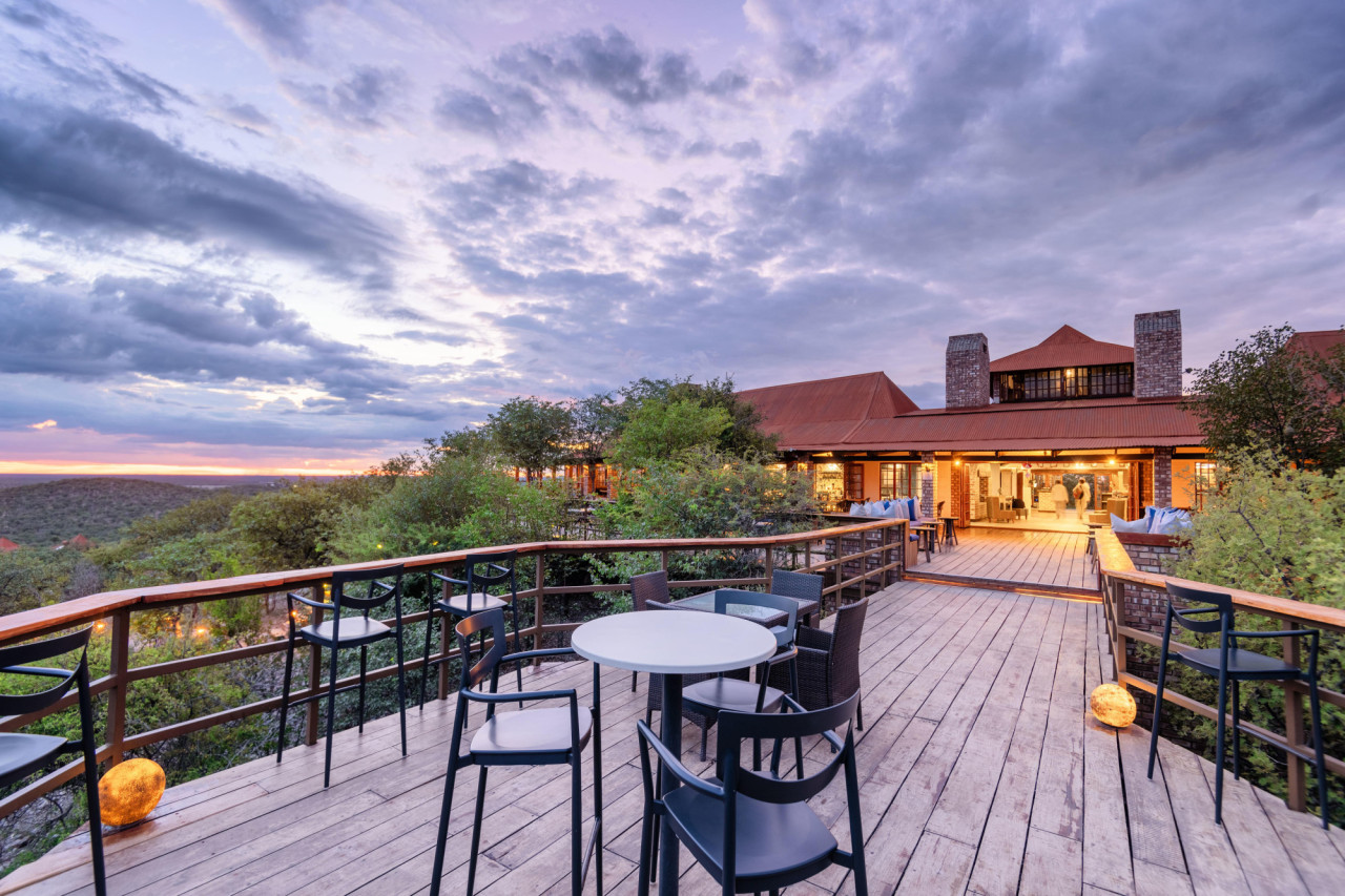 Stilvolle Lodge mit Blick auf das Mopane Waldland