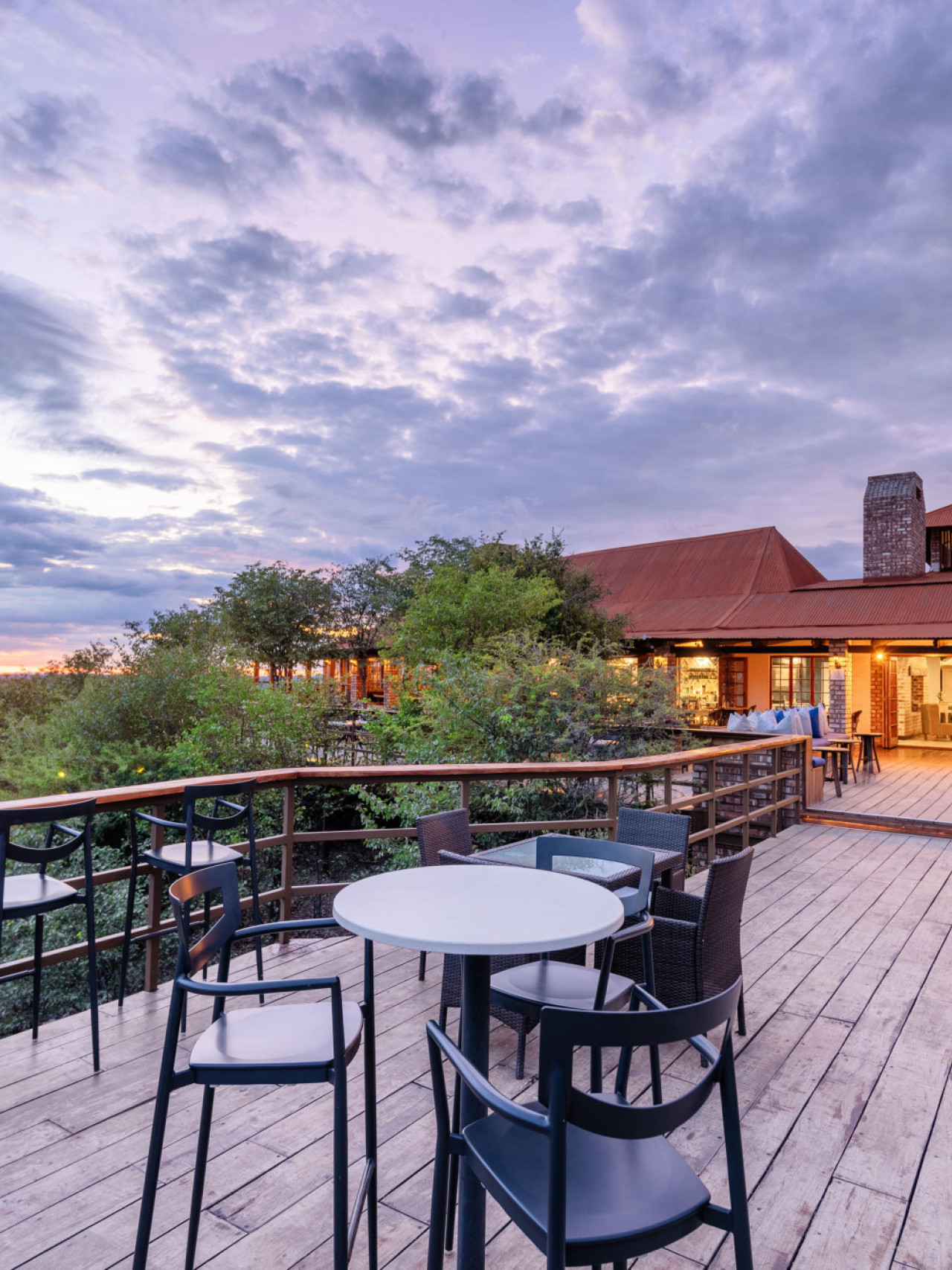 Stilvolle Lodge mit Blick auf das Mopane Waldland