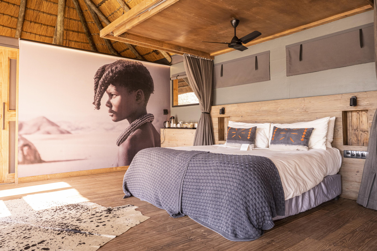 Exquisite Inneneinrichtung mit Deko der Himba-Kultur
