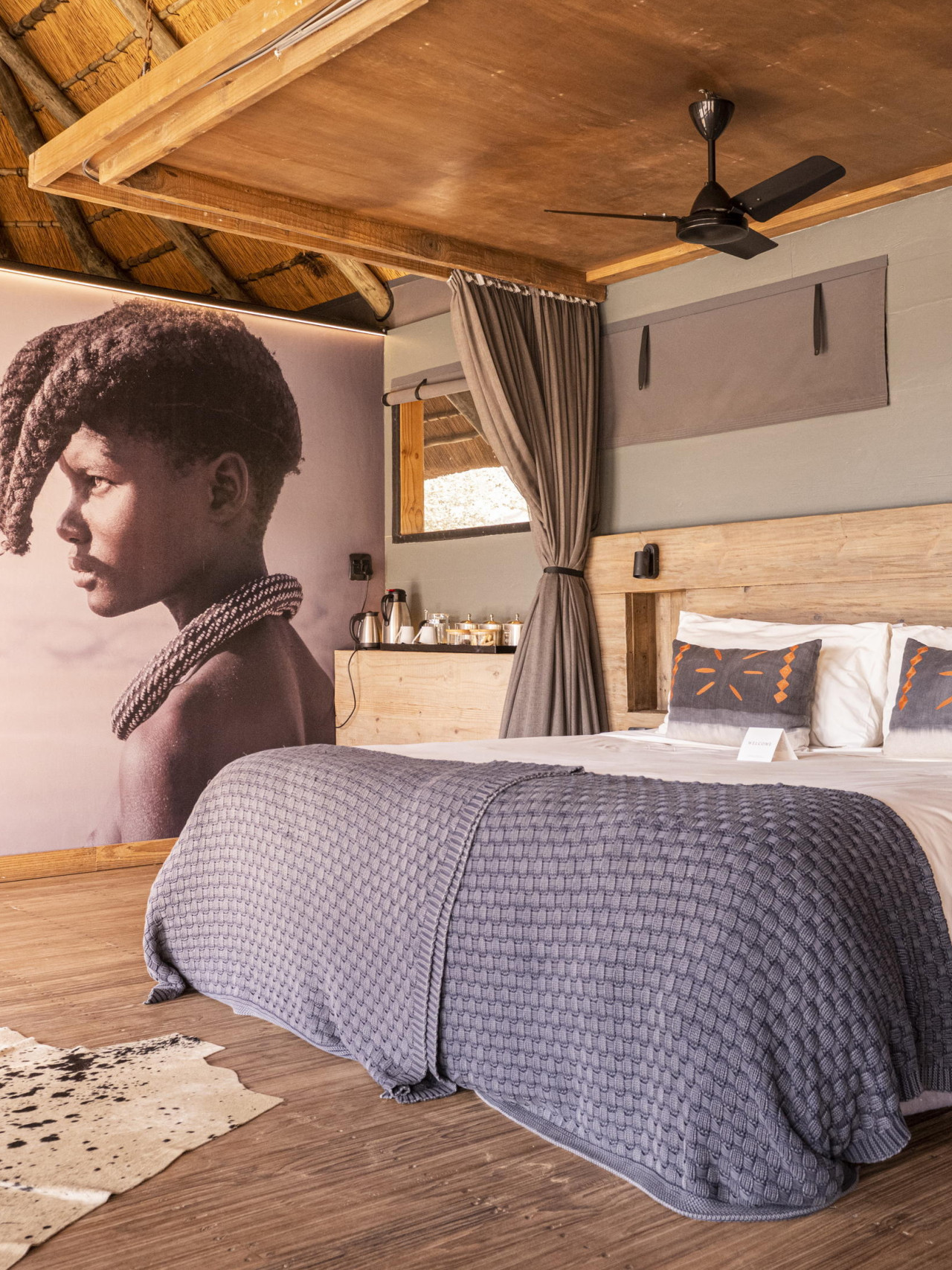 Exquisite Inneneinrichtung mit Deko der Himba-Kultur