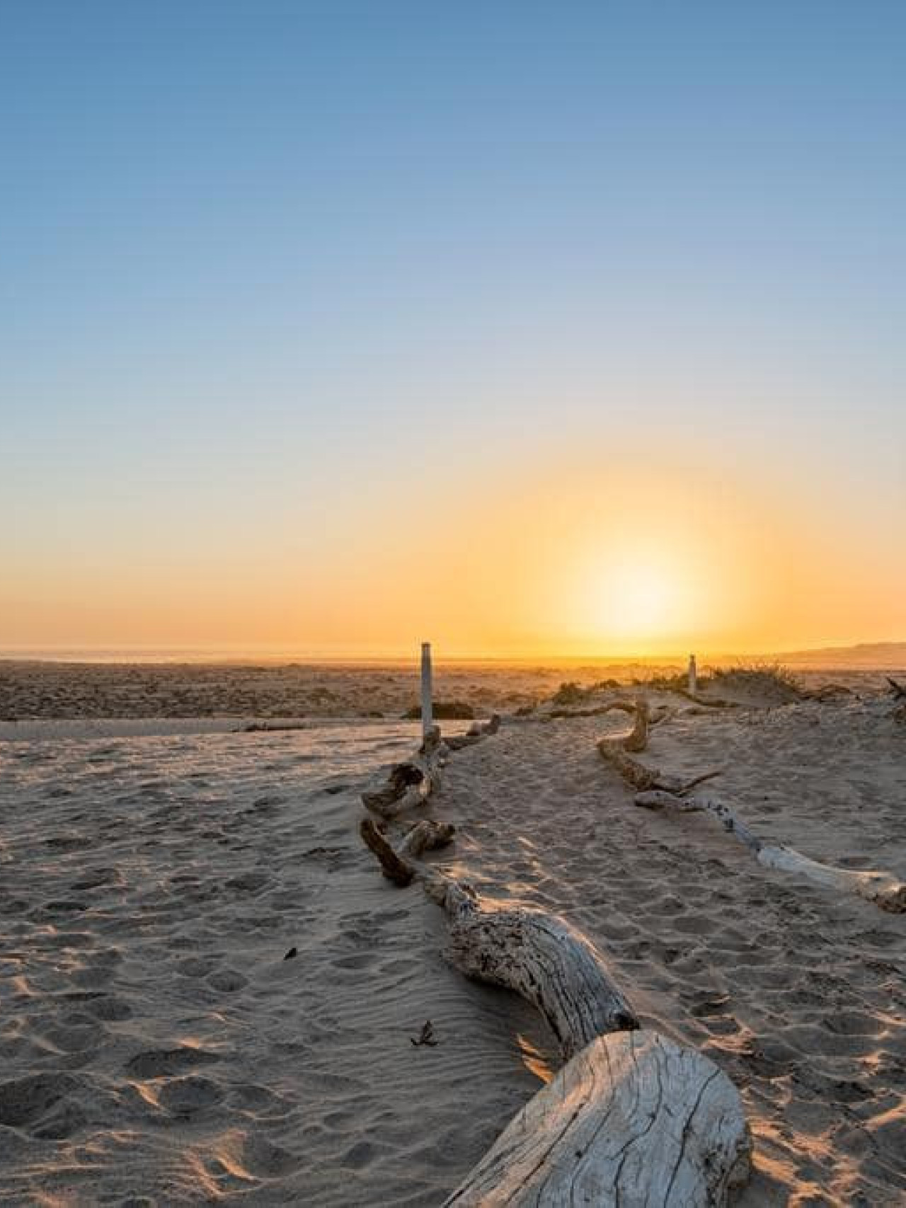 Wunderbarer Sonnenuntergang über der Wüste