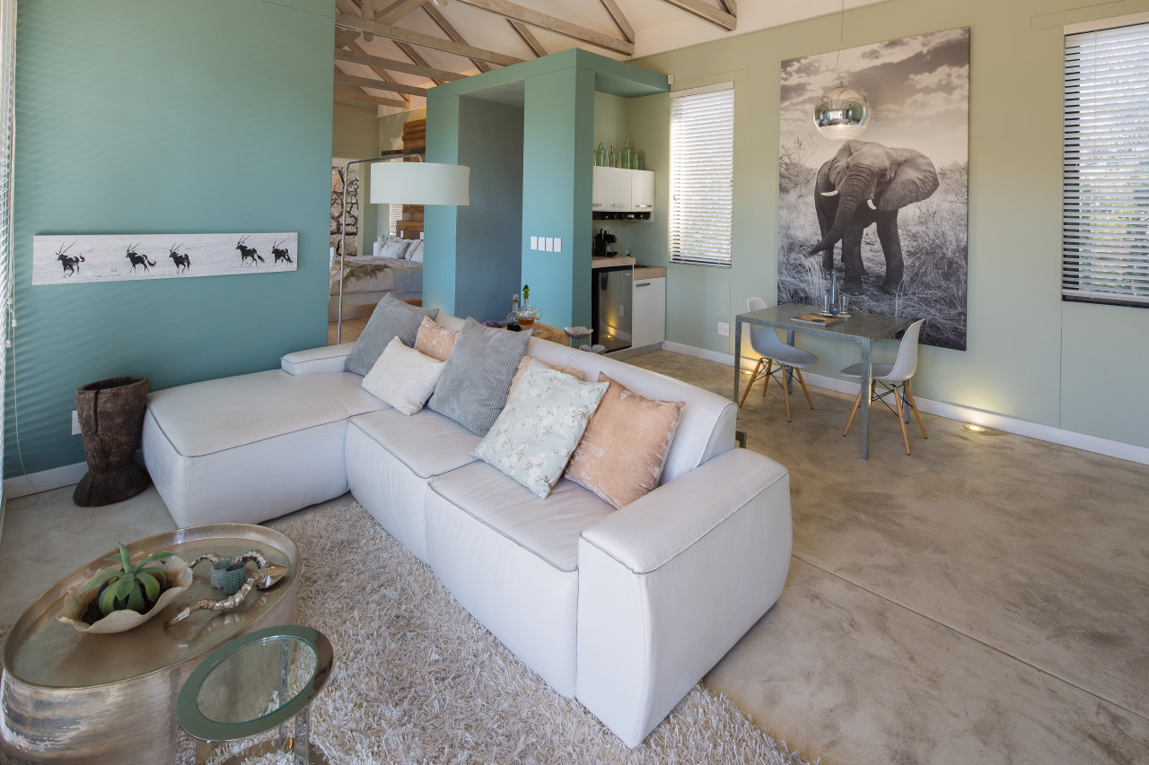 Separates Zimmer mit gemütlicher Lounge