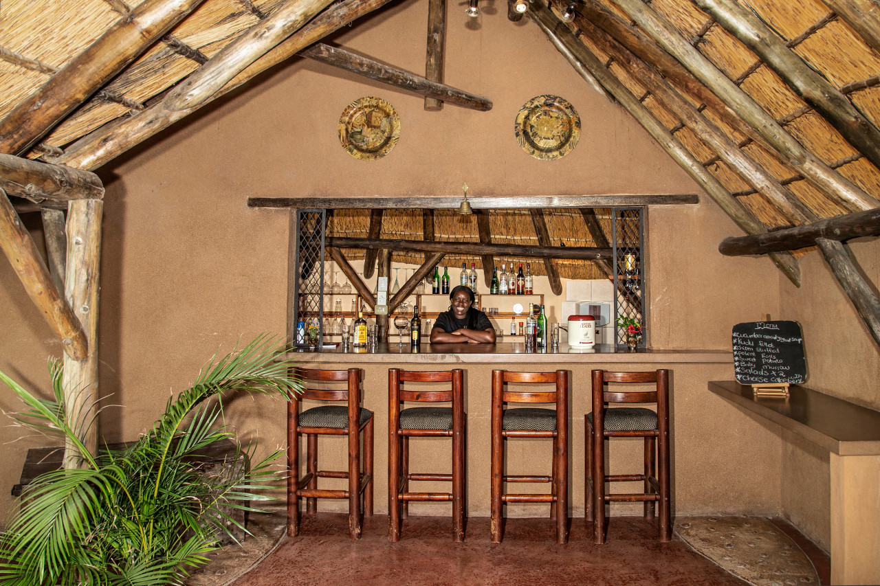 Freundliches Personal serviert Ihren Lieblingsdrink